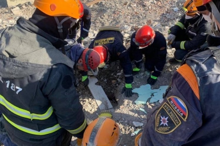 Rus ekibi deprem enkazında para buldu