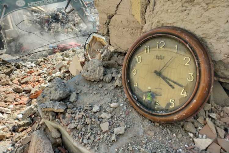 Deprem b&ouml;lgesinden Bursa'ya d&ouml;nen ekipten &ccedil;arpıcı kareler