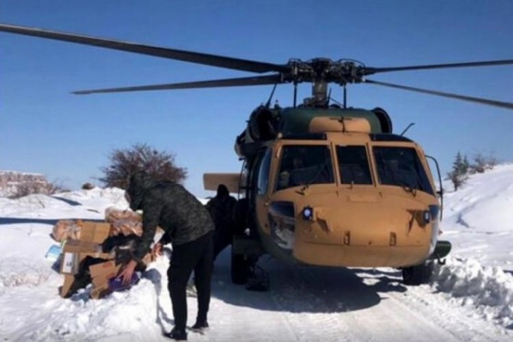 Depremden kurtulan pilot &ccedil;ift depremzedelerin yardımına koştu