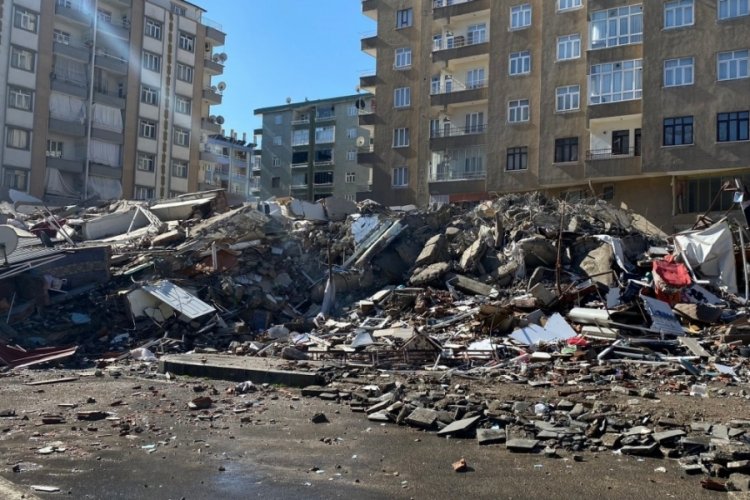 Diyarbakır'da &ccedil;&ouml;kme tehlikesi olan Altınkaya Apartmanı yıkıldı