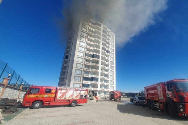 Diyarbakır'da 14 katlı apartmanın &ccedil;atısında yangın &ccedil;ıktı