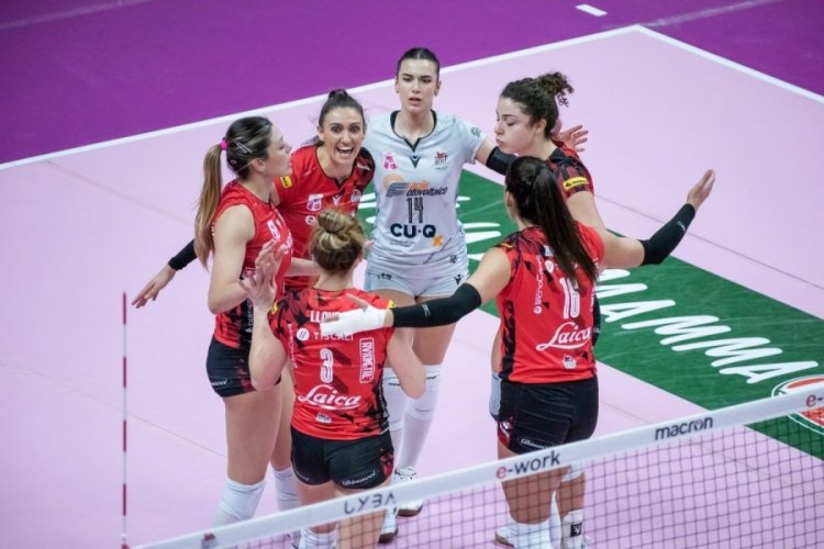 İtalyan ekibi Busto Arsizio'dan depremzedelere b&uuml;y&uuml;k  destek