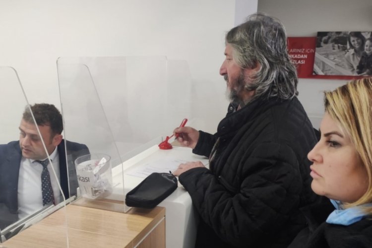 Gazeteciler Zonguldak'ta depremzedelere nakdi yardımda bulundu