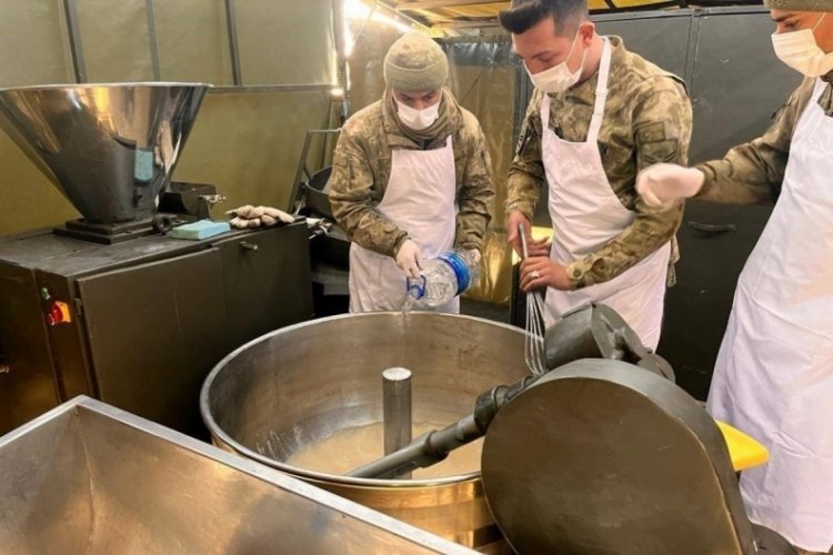 Mehmet&ccedil;ik, depremzedeler i&ccedil;in ekmek &uuml;retimine devam ediyor