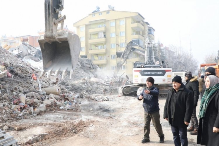 Elbistan'da enkaz kaldırma &ccedil;alışmalarına başlandı