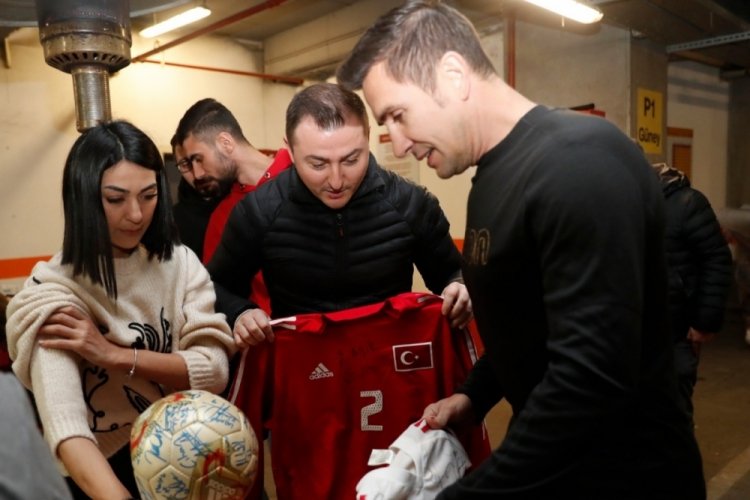 Eski futbolcu Emre Aşık, milli takım formasını depremzedeler i&ccedil;in hediye etti