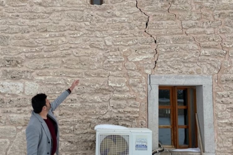 Kahramanmaraş'ta 500 yılık camide deprem sonrasında &ccedil;atlaklar oluştu