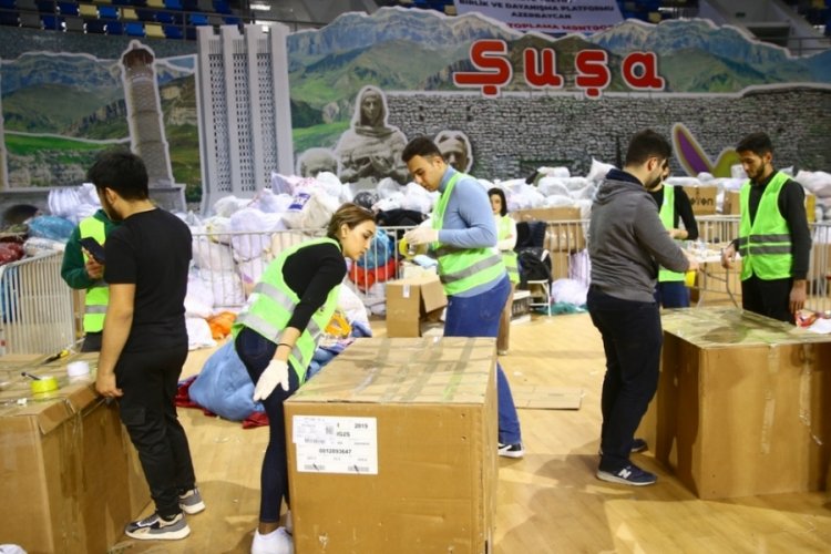 Azerbaycan T&uuml;rkiye'ye 1541 ton insani yardım g&ouml;nderdi