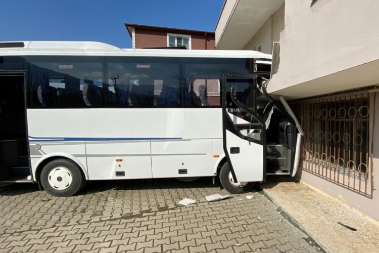 Tur otob&uuml;s&uuml; &ouml;nce ara&ccedil;la &ccedil;arpıştı sonra duvara &ccedil;arptı