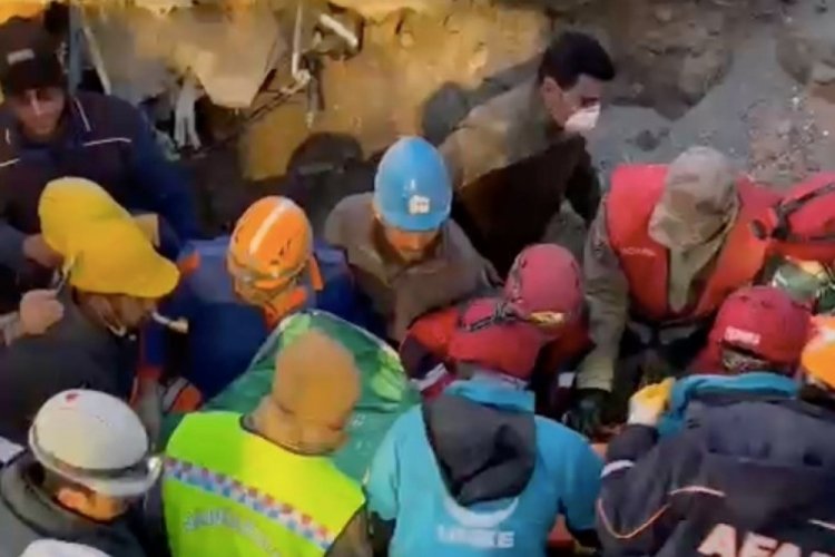 9 yaşındaki Berat Y&uuml;cel, 205 saat sonra enkazdan sağ &ccedil;ıkartıldı