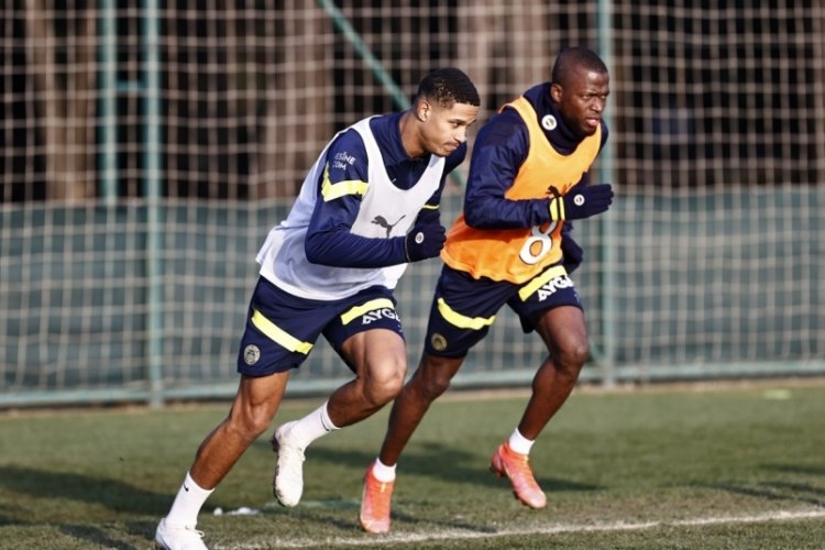 Fenerbah&ccedil;e &ccedil;alışmalarını s&uuml;rd&uuml;r&uuml;yor