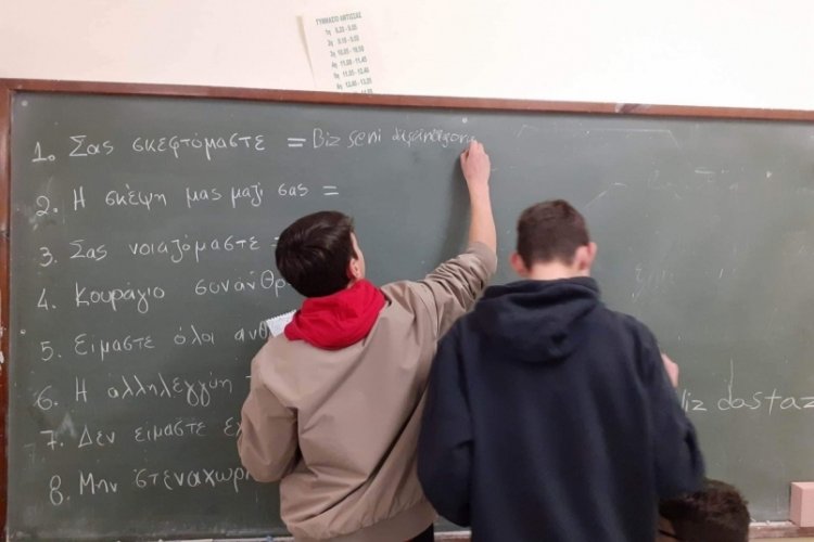 Yunan lise &ouml;ğrencilerinden T&uuml;rkiye'ye duygu dolu mesajlar