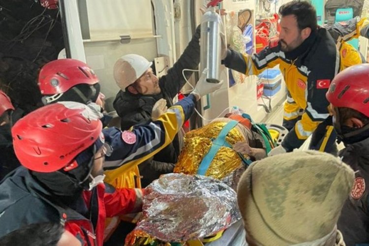Adıyaman'da Fatma G&uuml;ng&ouml;r depremin 212. saatinde sağ olarak &ccedil;ıkarıldı
