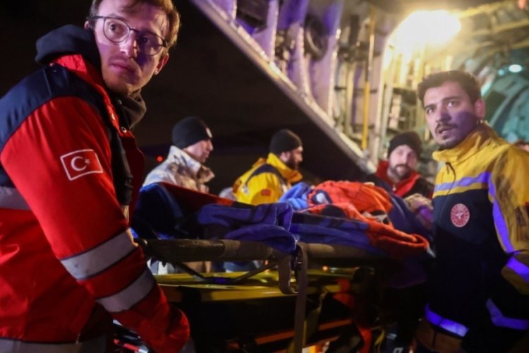 Depremde yaralanan 30 kişi İstanbul'a getirildi