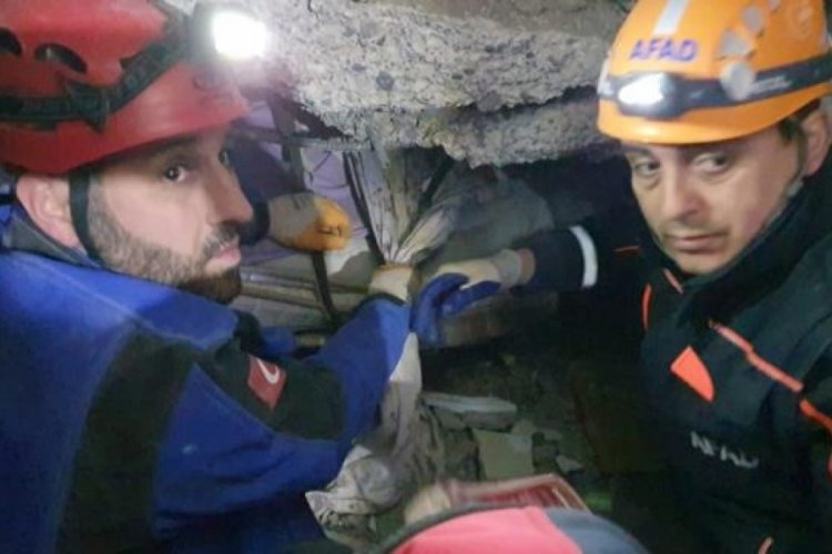Enkaz altındaki eşini ve &ccedil;ocuğunu kurtarmak i&ccedil;in canını feda etti