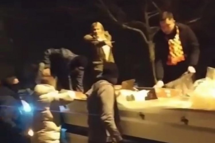 Depremzedelere yardım getirmek i&ccedil;in &ccedil;ıktığı yolda hayatını kaybetti
