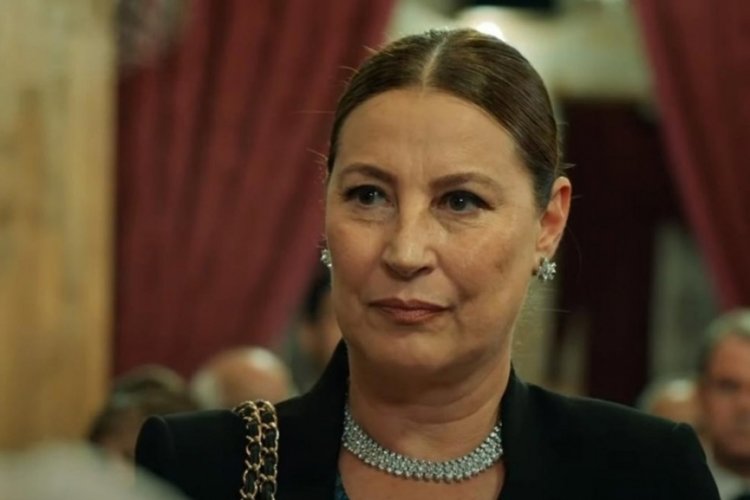 Vahide Per&ccedil;in  depremzedelere destek oluyor