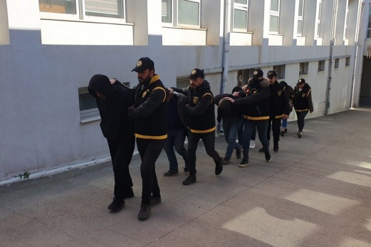 Depremzedelerin eşyalarını &ccedil;alan 7 kişi yakalandı