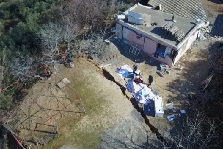 Gaziantep'te deprem adeta k&ouml;y&uuml; ortadan ikiye b&ouml;ld&uuml;