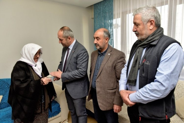 Bursalı T&uuml;rkan Teyze depremzedelere umut oldu