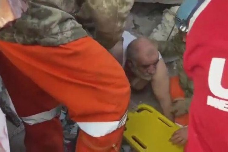 Enkazdan sigarayla &ccedil;ıkmıştı! "T&uuml;t&uuml;nle ayakta kaldım"