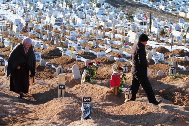 Depremde &ouml;lenlerin mezarlığında y&uuml;rek sızlatan manzaralar
