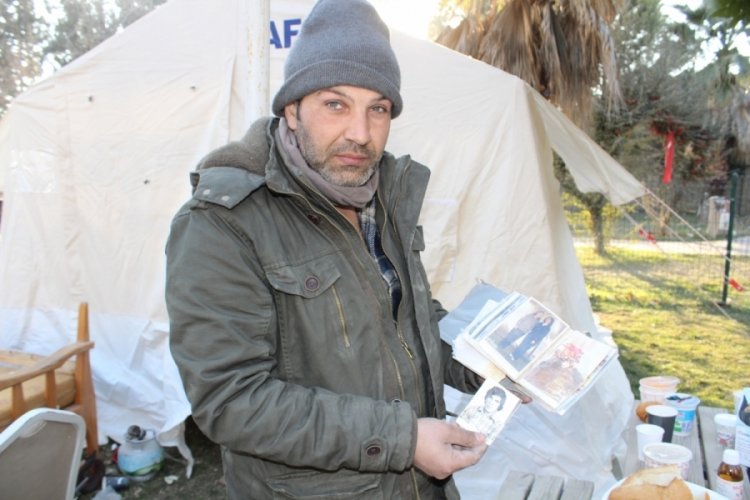 Depremde 3 akrabasını kaybetti, kuzenleri i&ccedil;in enkazda bekliyor