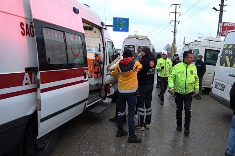 D&uuml;zce'de tır ile 3 servis aracı &ccedil;arpıştı: 15 iş&ccedil;i yaralı