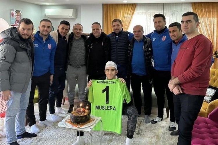 Muslera'dan Eren'e ge&ccedil;miş olsun forması