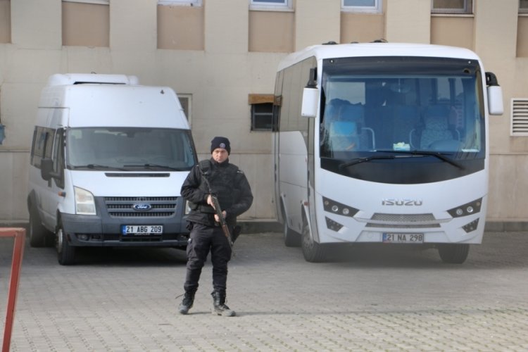 Diyarbakır'da yıkılan apartmanların sorumlusu 29 kişi adliyede
