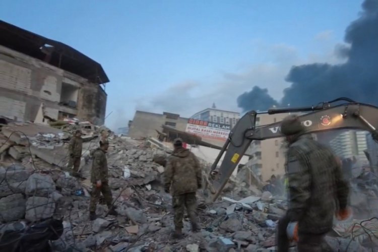 Mehmet&ccedil;ik deprem b&ouml;lgesinde yardım faaliyetlerini s&uuml;rd&uuml;r&uuml;yor