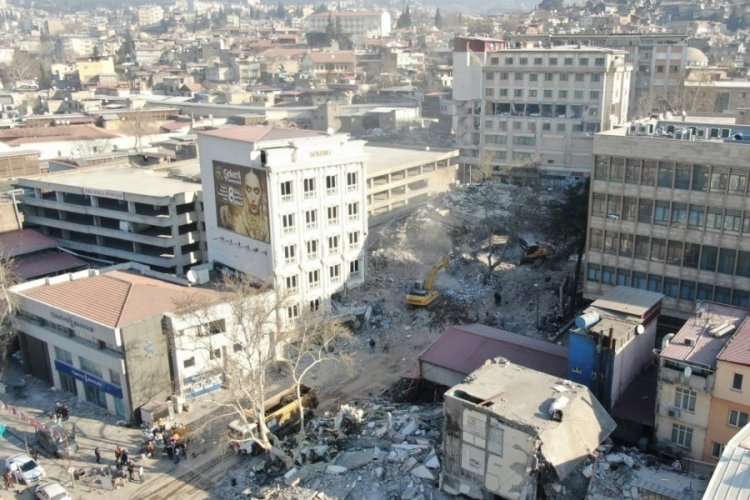 &Ccedil;&ouml;ken otelin kolonları tabela i&ccedil;in tahrip edilmiş