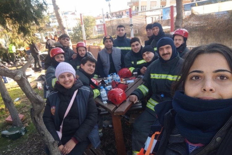 Enkaz altından hayat kurtaran itfaiyeci: İlk istekleri su oluyor