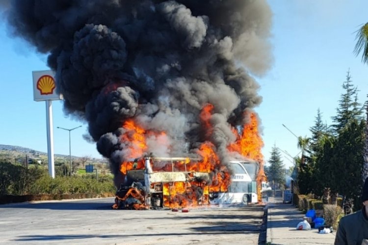 İki katlı yolcu otob&uuml;s&uuml; alev aldı
