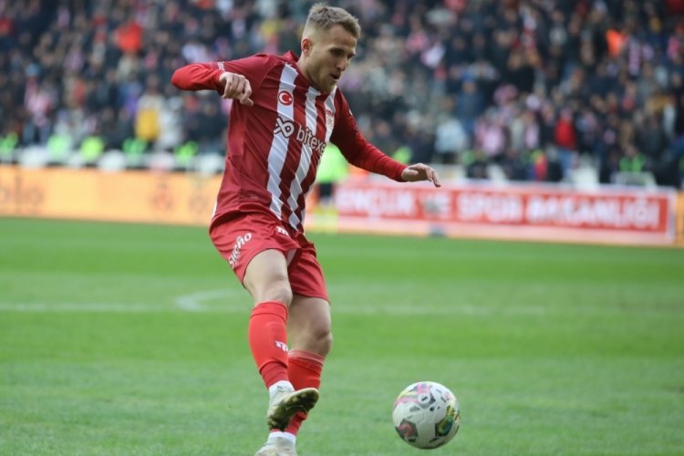 Sivassporlu Samu Saiz, depremzedelere b&uuml;y&uuml;k bağış