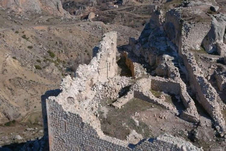 Tarihi Kahta Kalesi depremde hasar g&ouml;rd&uuml;