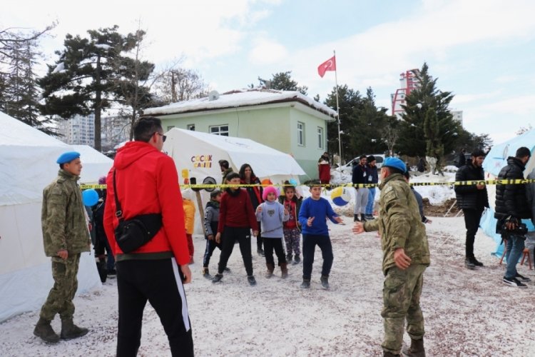 Komandolar ile depremzede &ccedil;ocukların kıran kırana voleybol ma&ccedil;ı