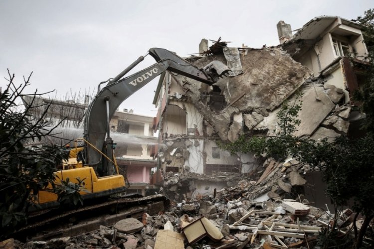 İstanbul'da riskli binaların yıkımına başlandı