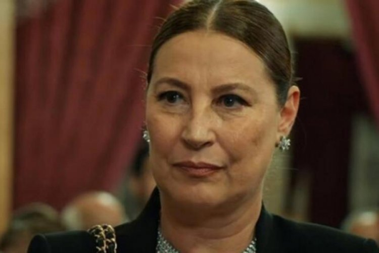 Vahide Per&ccedil;in deprem yardım merkezinde &ccedil;alışmalara destek verdi