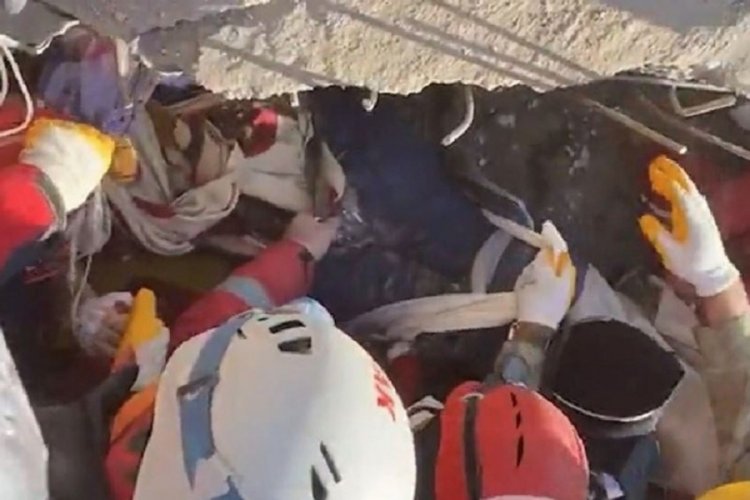 Hatay'da anne ve &ccedil;ocukları 228. saatte enkazdan &ccedil;ıkarıldı