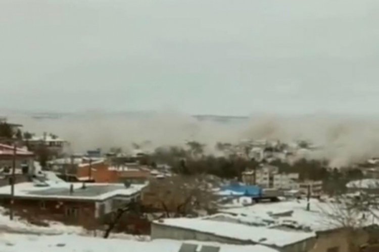 Elbistan'da depremden sonra g&ouml;ky&uuml;z&uuml;n&uuml; toz bulutu kapladı