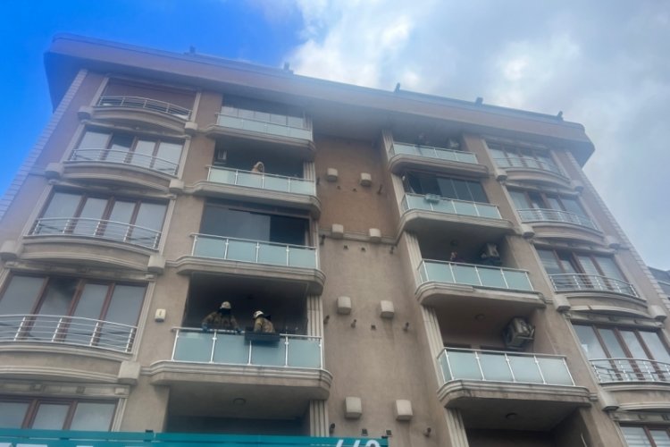 İstanbul'da 5 katlı binanın ikinci katında yangın &ccedil;ıktı