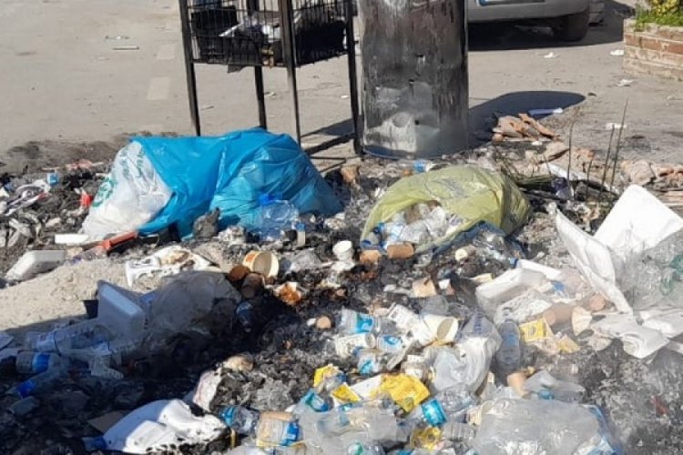 Hatay'da biriken &ccedil;&ouml;pler toplanmaya başlandı