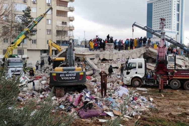 G&ouml;zaltı kararı verilen 14 kişiden 3'&uuml; enkaz altında kalarak vefat etti