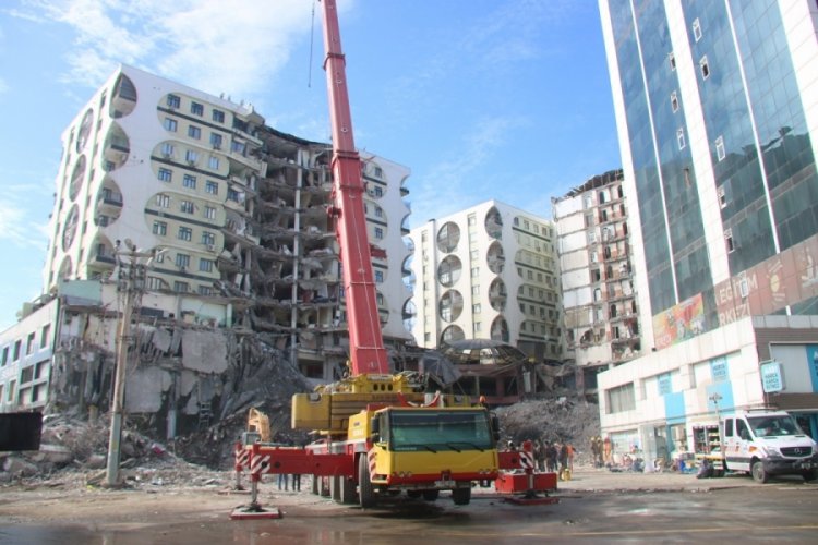 Diyarbakır'da 3 enkazda arama-kurtarma &ccedil;alışmaları s&uuml;r&uuml;yor