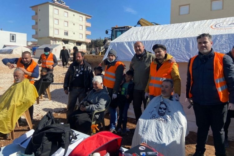 Bay ve bayan kuaf&ouml;rler bu kez depremzedeler i&ccedil;in makas tuttu