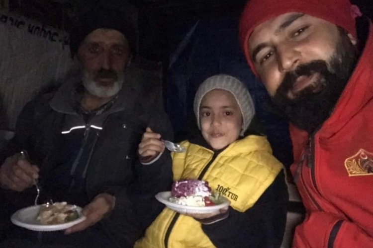 8 yaşındaki &Ouml;znur'a 4 pastalı doğum g&uuml;n&uuml; kutlaması