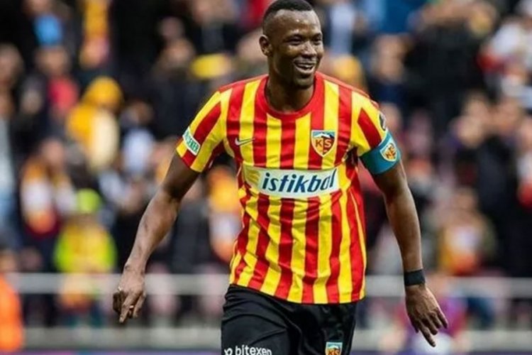 Mame Thiam, depremzedeler i&ccedil;in imzalı formalarını bağışladı
