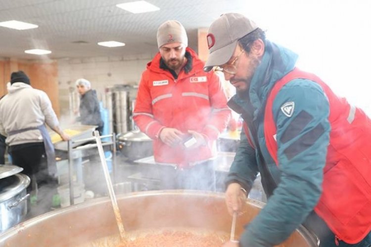 &Uuml;nl&uuml; şefler bu sefer depremzedeler i&ccedil;in mutfakta