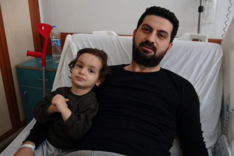 Depremde evden ailesini &ccedil;ıkardı, kendisi son anda kurtuldu